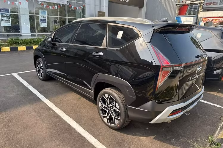 Lưới tản nhiệt này được mở rộng so với phiên bản thường vì sự biến mất của 2 nẹp hình chữ "C" ngược bao quanh đèn pha. Do đó, lưới tản nhiệt tạo cảm giác như nối liền với cụm đèn pha LED toàn phần ở hai bên. Tiếp theo đó là cản trước cải tiến với ốp màu bạc dày dặn bao quanh hốc gió trung tâm. Tấm ốp gầm giả bên dưới cản trước có thiết kế hầm hố hơn so với bản thường.