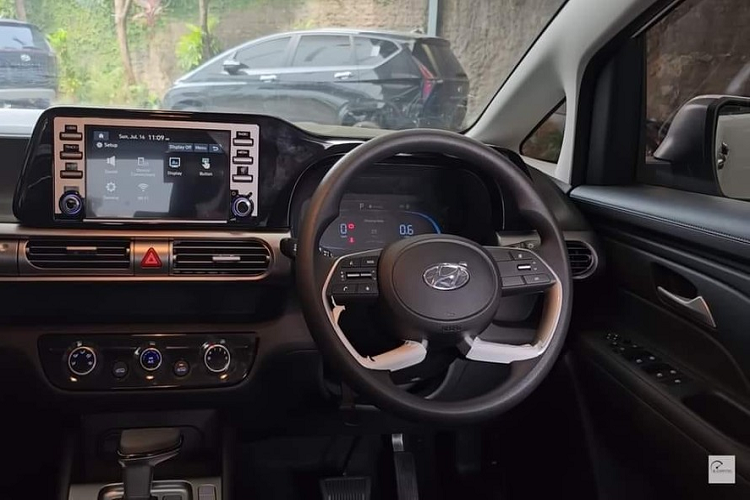 Tuy nhiên, xe có thêm tem chữ nổi "Stargazer X" trên cửa cốp và ốp màu bạc dày dặn trên cản sau, tương tự cản trước. Ngoài ra, cản sau còn đi kèm 2 đèn phản quang nằm ngang và hốc gió giả mới. Những thay đổi còn lại của Hyundai Stargazer X 2024 so với bản thường nằm ở baga nóc và cánh gió mui mới.