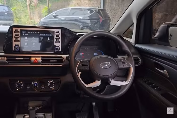 Tuy nhiên, xe có thêm tem chữ nổi "Stargazer X" trên cửa cốp và ốp màu bạc dày dặn trên cản sau, tương tự cản trước. Ngoài ra, cản sau còn đi kèm 2 đèn phản quang nằm ngang và hốc gió giả mới. Những thay đổi còn lại của Hyundai Stargazer X 2024 so với bản thường nằm ở baga nóc và cánh gió mui mới.