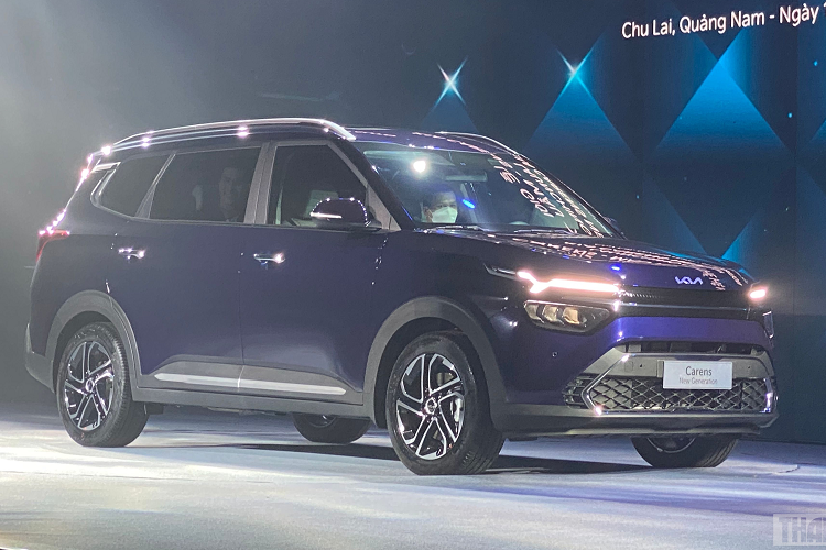 Bên cạnh những thay đổi về động cơ, Kia Carens 2024 tại thị trường Ấn Độ còn được điều chỉnh ở trang bị. Cụ thể, mẫu MPV này sẽ được trang bị bảng đồng hồ kỹ thuật số với màn hình màu đa thông tin 4,2 inch ở giữa tiêu chuẩn. Trước kia, trang bị này không dành cho bản tiêu chuẩn của xe.