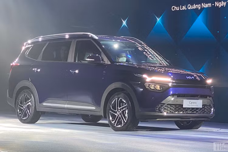 Bên cạnh những thay đổi về động cơ, Kia Carens 2024 tại thị trường Ấn Độ còn được điều chỉnh ở trang bị. Cụ thể, mẫu MPV này sẽ được trang bị bảng đồng hồ kỹ thuật số với màn hình màu đa thông tin 4,2 inch ở giữa tiêu chuẩn. Trước kia, trang bị này không dành cho bản tiêu chuẩn của xe.