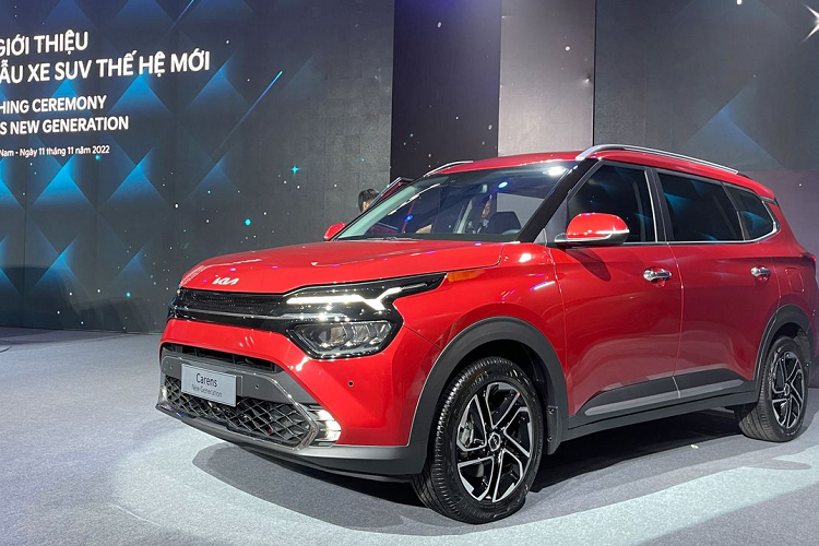 Tương tự trước đây, Kia Carens 2024 tại Ấn Độ vẫn có 5 phiên bản là Premium, Prestige, Prestige Plus, Luxury và Luxury Plus. Trong đó, bản Luxury Plus có thể đi kèm nội thất 6 chỗ hoặc 7 chỗ. Những bản còn lại chỉ được trang bị nội thất 7 chỗ ngồi.