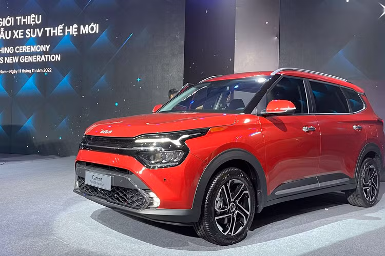 Tương tự trước đây, Kia Carens 2024 tại Ấn Độ vẫn có 5 phiên bản là Premium, Prestige, Prestige Plus, Luxury và Luxury Plus. Trong đó, bản Luxury Plus có thể đi kèm nội thất 6 chỗ hoặc 7 chỗ. Những bản còn lại chỉ được trang bị nội thất 7 chỗ ngồi.