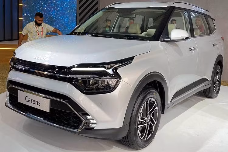 Động cơ tăng áp 1.5L mới sẽ đồng hành với hộp số tự động ly hợp kép DCT 7 cấp hoặc hộp số sàn không chân côn iMT 6 cấp. Trong khi đó, 2 động cơ còn lại của Kia Carens 2024 là máy xăng hút khí tự nhiên, dung tích 1.5L và máy dầu 1.5L vẫn được giữ lại.