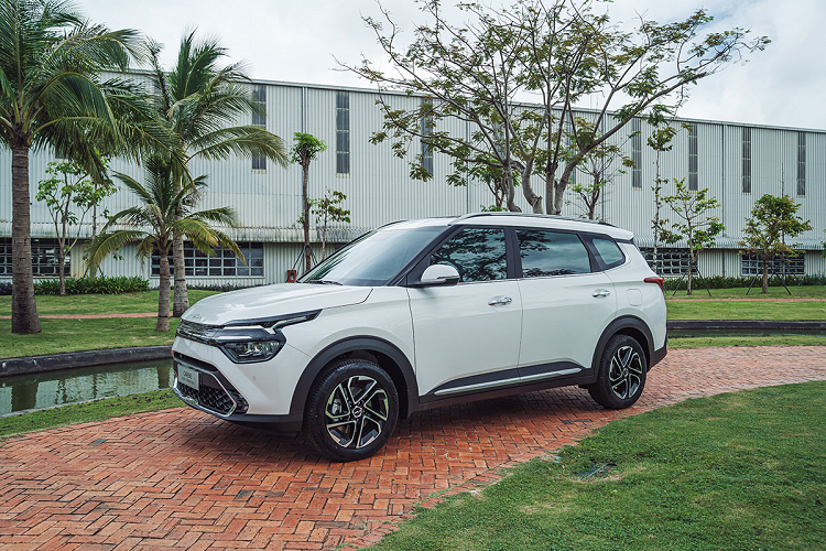 Trong khi đó, động cơ diesel của xe tạo ra công suất tối đa 116 mã lực, tăng 1 mã lực so với trước. Đặc biệt, động cơ diesel này sẽ kết hợp với hộp số sàn iMT 6 cấp hoặc hộp số tự động 6 cấp. Hộp số sàn 6 cấp thông thường không còn được dùng cho động cơ diesel như trước.