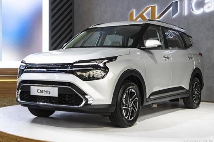 Những trang bị đáng chú ý khác của xe gồm có điều hòa tự động, màn hình cảm ứng trung tâm 10,25 inch với công nghệ kết nối, chìa khóa thông minh, ghế trước thông hơi, sạc điện thoại không dây, camera lùi và hệ thống kiểm soát hành trình