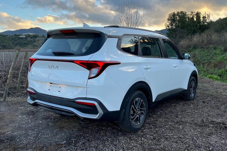 Tại thị trường Ấn Độ, giá xe Kia Carens 2024 có mức bán ra từ 1,045 - 1,895 triệu Rupee (khoảng 299 - 542 triệu đồng). So với phiên bản cũ (899.000 - 1.699.000 Rupee), xe đã tăng giá đáng kể. Trong đó, Kia Carens bản 1.5 Turbo có giá dao động từ 1,2 - 1,845 triệu Rupee (343 - 527 triệu đồng).