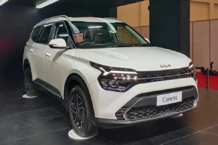 Tuy nhiên, 2 động cơ này đã được nâng cấp để đáp ứng tiêu chuẩn khí thải mới và có thể chạy bằng nhiên liệu sinh học E20. Động cơ xăng hút khí tự nhiên, dung tích 1.5L của Kia Carens 2024 vẫn tạo ra công suất tối đa 115 mã lực. Động cơ này đi với hộp số sàn 6 cấp thông thường.