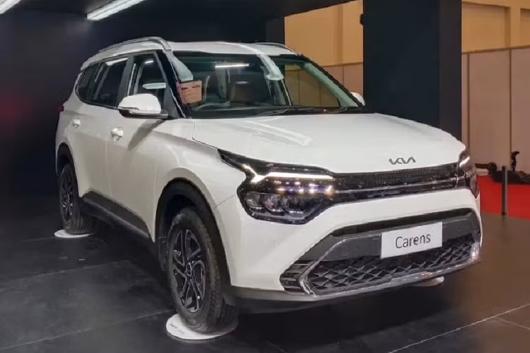 Tuy nhiên, 2 động cơ này đã được nâng cấp để đáp ứng tiêu chuẩn khí thải mới và có thể chạy bằng nhiên liệu sinh học E20. Động cơ xăng hút khí tự nhiên, dung tích 1.5L của Kia Carens 2024 vẫn tạo ra công suất tối đa 115 mã lực. Động cơ này đi với hộp số sàn 6 cấp thông thường.