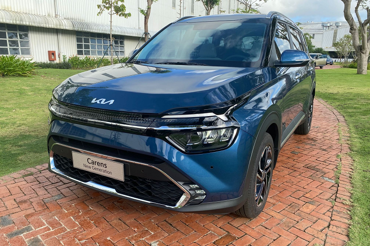 Động cơ 1.5L mới sẽ được dùng để thay thế cho máy xăng 4 xi-lanh, tăng áp, dung tích 1.4L cũ. So với động cơ 1.4L cũ, máy xăng 1.5L mới mạnh hơn 20 mã lực và 11 Nm. Với động cơ này, Kia Carens 2024 hiện là mẫu xe mạnh nhất trong phân khúc MPV cỡ nhỏ ở thị trường Ấn Độ.