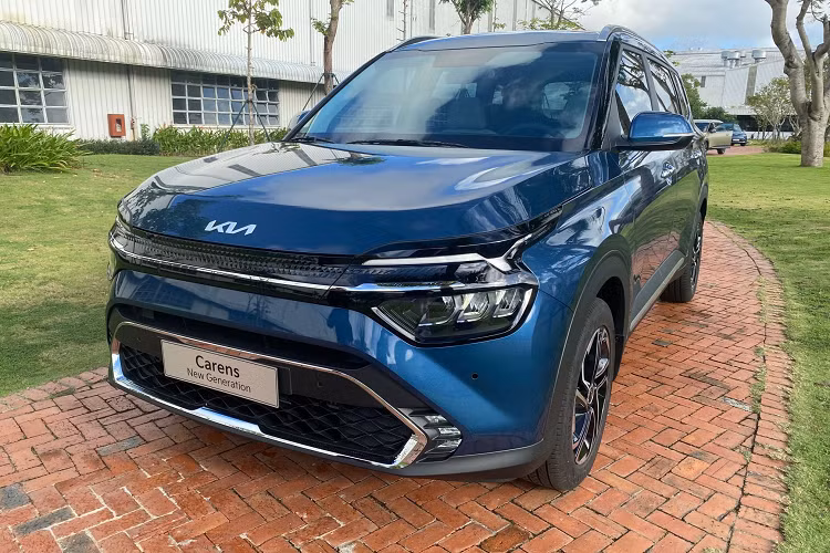 Động cơ 1.5L mới sẽ được dùng để thay thế cho máy xăng 4 xi-lanh, tăng áp, dung tích 1.4L cũ. So với động cơ 1.4L cũ, máy xăng 1.5L mới mạnh hơn 20 mã lực và 11 Nm. Với động cơ này, Kia Carens 2024 hiện là mẫu xe mạnh nhất trong phân khúc MPV cỡ nhỏ ở thị trường Ấn Độ.