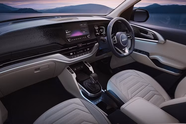 Ở phiên bản nâng cấp mới, mẫu xe MPV Kia Carens 2024 được bổ sung động cơ xăng 4 xi-lanh, tăng áp, dung tích 1.5L mới, tạo ra công suất tối đa 160 mã lực và mô-men xoắn cực đại 260 Nm. Đây chính là động cơ cũng được dùng cho Hyundai Accent thế hệ mới và Alcazar phiên bản nâng cấp ở thị trường Ấn Độ.