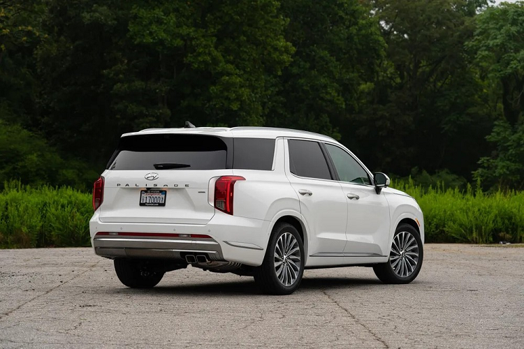 Giá xe Hyundai Palisade và Custin tại Việt Nam hiện vẫn còn là ẩn số. Tuy nhiên, một số đại lý cho biết Hyundai Custin sẽ có giá bán khoảng 900 triệu đồng trong khi con số tương ứng của Palisade là khoảng 1,9 tỷ đồng. Nếu những con số này là chính xác thì cặp đôi xe mới của Hyundai sẽ có lợi thế về giá bán so với các đối thủ cùng phân khúc.