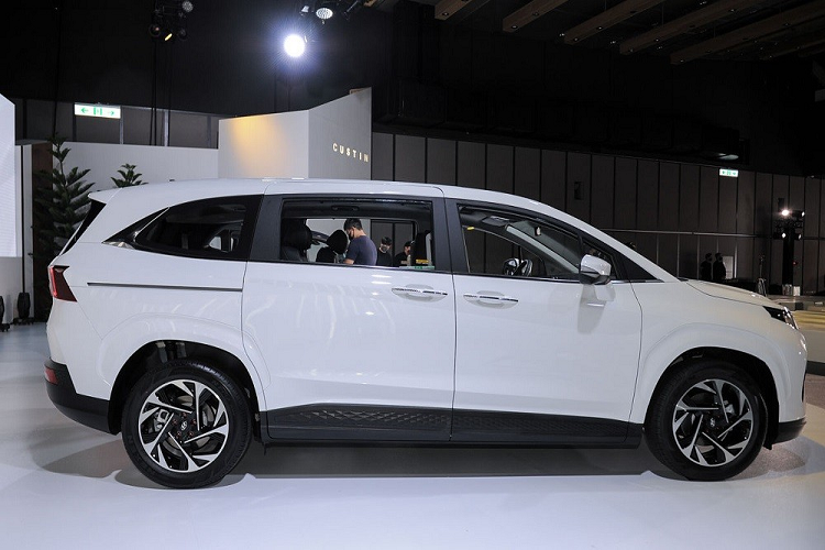 Ở thị trường nước ngoài, mẫu MPV này được trang bị đèn pha LED, cửa lùa chỉnh điện bên sườn, vành hợp kim 18 inch, cửa cốp chỉnh điện rảnh tay, bảng đồng hồ kỹ thuật số, màn hình cảm ứng trung tâm 10,4 inch, sạc điện thoại không dây, ghế sưởi/thông hơi, rèm cửa sổ, cửa sổ trời toàn cảnh 2 mảnh, điều hòa tự động, cửa gió dành cho hàng ghế sau và khoang hành lý có thể tích 262 lít. 