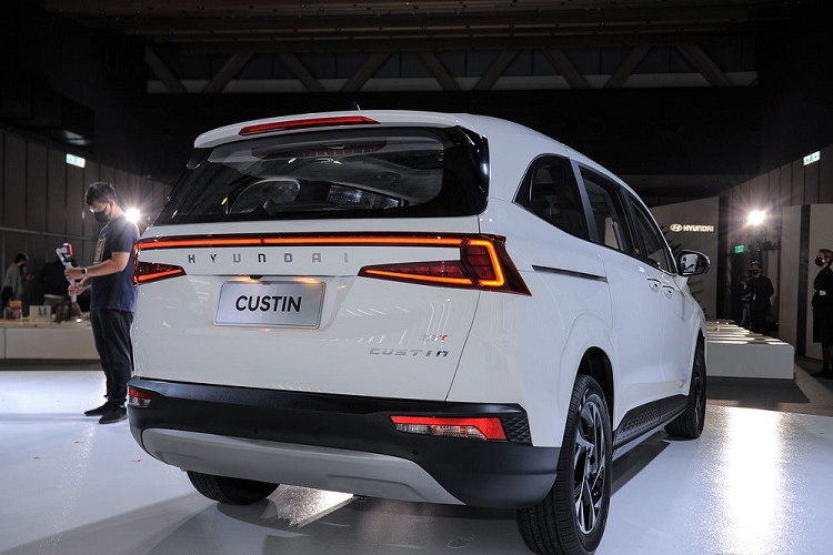 Mối liên hệ giữa Hyundai Custin và Tucson được thể hiện khá rõ qua thiết kế nội - ngoại thất của mẫu MPV này như lưới tản nhiệt, đèn LED định vị ban ngày dạng ẩn Parametric Hidden Lights, vô lăng hay nút bấm chuyển số trên cụm điều khiển trung tâm.