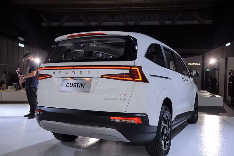 Mối liên hệ giữa Hyundai Custin và Tucson được thể hiện khá rõ qua thiết kế nội - ngoại thất của mẫu MPV này như lưới tản nhiệt, đèn LED định vị ban ngày dạng ẩn Parametric Hidden Lights, vô lăng hay nút bấm chuyển số trên cụm điều khiển trung tâm.