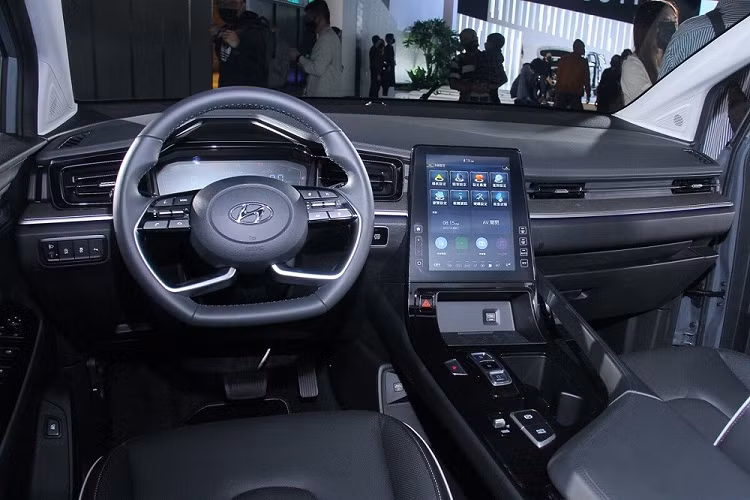 Chưa rõ Hyundai Custin ở Việt Nam dùng động cơ nào. Trong khi đó, tại Đài Loan, xe được trang bị động cơ xăng 4 xi-lanh, tăng áp, dung tích 1.5L, tạo ra công suất tối đa 170 mã lực và mô-men xoắn cực đại 253 Nm. Xe dùng hộp số tự động 8 cấp đồng thời có 4 chế độ lái là Comfort, Sport, Eco và Smart.