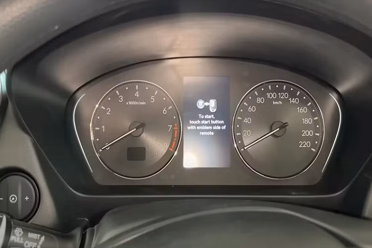 Ngoài ra, Honda City V 2023 còn được trang bị nút bấm khởi động máy, chìa khóa thông minh và hệ thống Honda Connect thế hệ mới. Hệ thống này hỗ trợ Alexa, Google Assistant và kết nối với đồng hồ thông minh. 