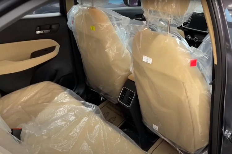 Nhìn chung, so với các bản cao cấp hơn, Honda City V 2023 thiếu những trang bị như đèn pha LED, camera cập lề Honda LaneWatch, gương chiếu hậu tự động chống chói, bảng đồng hồ kỹ thuật số, vô lăng bọc da, mặt táp-lô bọc mềm mại, ghế bọc giả da, cửa sổ trời, phanh tay điện tử và sạc không dây.