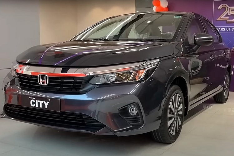 Tuy chỉ là bản tầm trung nhưng Honda City V 2023 vẫn được trang bị gói trang bị an toàn chủ động Honda Sensing, bao gồm các tính năng như phanh giảm thiểu va chạm, hệ thống kiểm soát hành trình thích ứng, hỗ trợ giữ làn đường, giảm thiểu lệch làn đường, đèn pha tự động và cảnh báo khi phương tiện phía trước khởi hành.