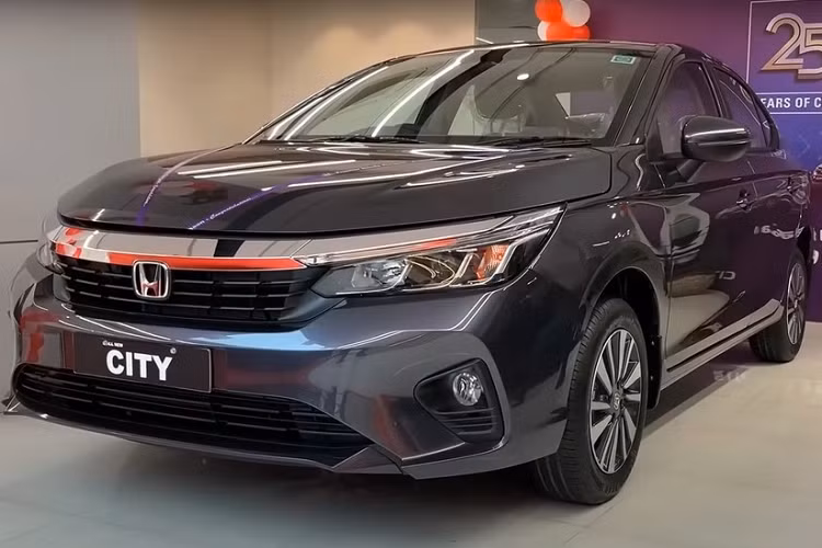 Tuy chỉ là bản tầm trung nhưng Honda City V 2023 vẫn được trang bị gói trang bị an toàn chủ động Honda Sensing, bao gồm các tính năng như phanh giảm thiểu va chạm, hệ thống kiểm soát hành trình thích ứng, hỗ trợ giữ làn đường, giảm thiểu lệch làn đường, đèn pha tự động và cảnh báo khi phương tiện phía trước khởi hành.