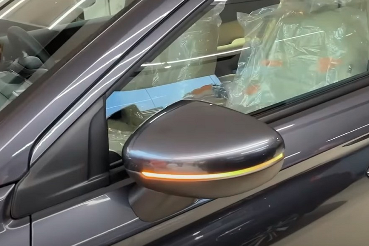 Gương chiếu hậu chỉnh điện, gập điện và tích hợp đèn báo rẽ cũng có trên bản V. Đằng sau, Honda City V 2023 được bổ sung tạo hình mới bên trong cụm đèn hậu. Tuy nhiên, cản sau của xe không có bộ khuếch tán gió như bản cao cấp mà chỉ tích hợp 2 đèn phản quang ở hai góc.