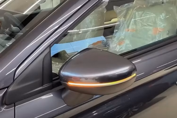 Gương chiếu hậu chỉnh điện, gập điện và tích hợp đèn báo rẽ cũng có trên bản V. Đằng sau, Honda City V 2023 được bổ sung tạo hình mới bên trong cụm đèn hậu. Tuy nhiên, cản sau của xe không có bộ khuếch tán gió như bản cao cấp mà chỉ tích hợp 2 đèn phản quang ở hai góc.