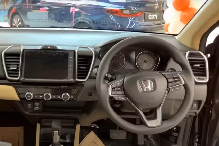 ... và bệ tì tay tích hợp hộc đựng cốc dành cho hàng ghế sau. 