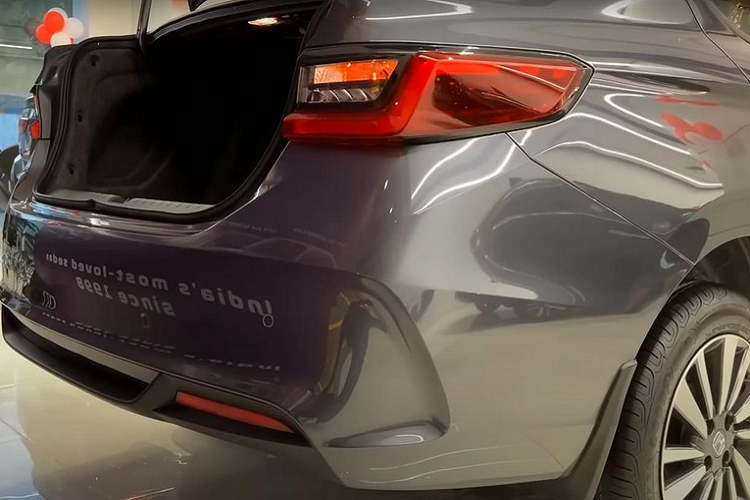 Bên trong Honda City V 2023 là không gian nội thất màu đen phối be thanh lịch. Thêm vào đó là những chi tiết ốp kim loại như viền núm xoay chỉnh điều hòa, viền cửa gió, vô lăng, viền bệ cần số và nút bấm trên phanh tay chỉnh cơ.