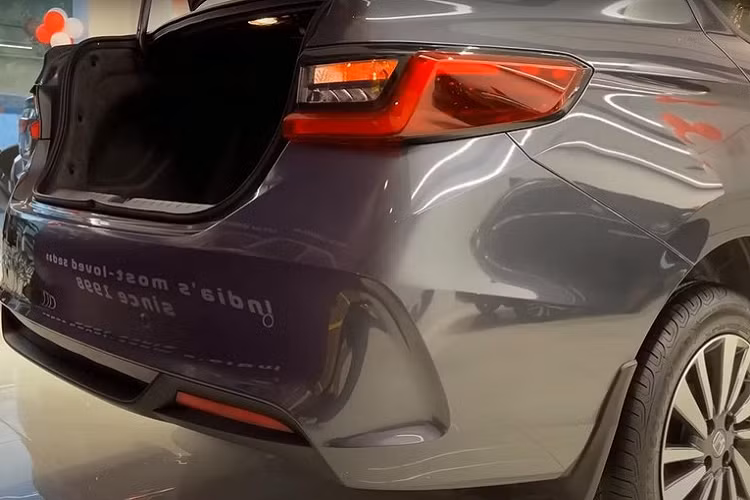 Bên trong Honda City V 2023 là không gian nội thất màu đen phối be thanh lịch. Thêm vào đó là những chi tiết ốp kim loại như viền núm xoay chỉnh điều hòa, viền cửa gió, vô lăng, viền bệ cần số và nút bấm trên phanh tay chỉnh cơ.