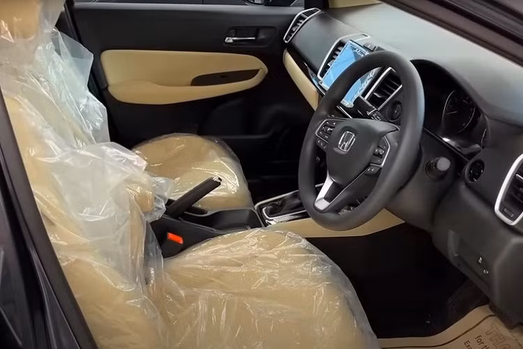 Trước mặt người lái là vô lăng tích hợp phím chức năng và màn hình đa thông tin 4,2 inch trong bảng đồng hồ. Bên cạnh đó là màn hình cảm ứng trung tâm 8 inch, nằm giữa 2 cửa gió điều hòa như cũ. Màn hình này hỗ trợ điều khiển bằng giọng nói, kết nối Apple CarPlay và Android Auto không dây. 