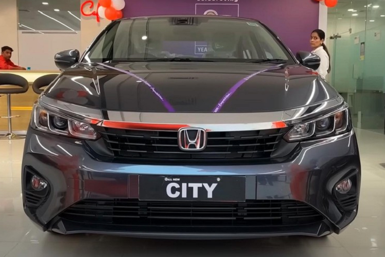 So với bản cao cấp, Honda City V 2023 mới sở hữu thiết kế ngoại thất khác biệt đáng kể. Theo đó, xe được trang bị các nan nằm ngang bên trong lưới tản nhiệt thay vì mắt lưới tổ ong như bản cao cấp. Nằm hai bên lưới tản nhiệt là cụm đèn pha projector với 3 bóng tách rời bằng vách hình chữ "L".