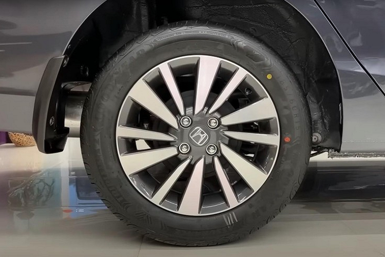 Khác biệt tiếp theo của Honda City V 2023 so với bản cao cấp là vành la-zăng. Mẫu xe này chỉ được trang bị vành hợp kim có đường kính 15 inch và thiết kế đa chấu, sơn 1 màu. So với bản cao cấp vốn dùng mâm 16 inch và phối 2 màu, vành la-zăng của Honda City V 2023 có thiết kế kém nổi bật hơn.