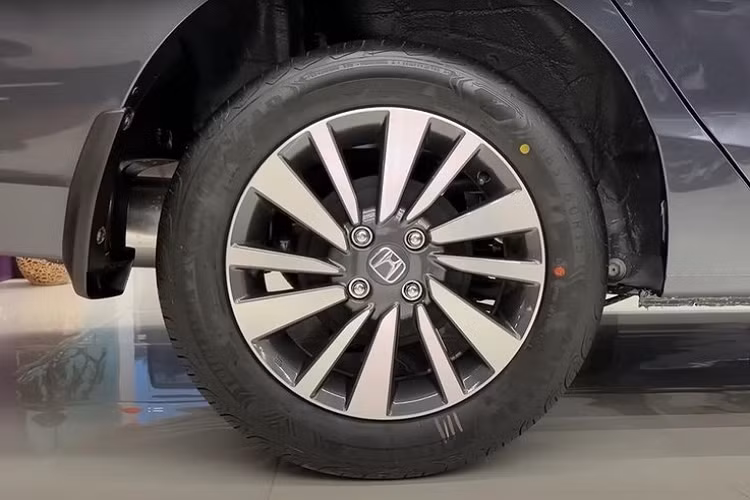 Khác biệt tiếp theo của Honda City V 2023 so với bản cao cấp là vành la-zăng. Mẫu xe này chỉ được trang bị vành hợp kim có đường kính 15 inch và thiết kế đa chấu, sơn 1 màu. So với bản cao cấp vốn dùng mâm 16 inch và phối 2 màu, vành la-zăng của Honda City V 2023 có thiết kế kém nổi bật hơn.