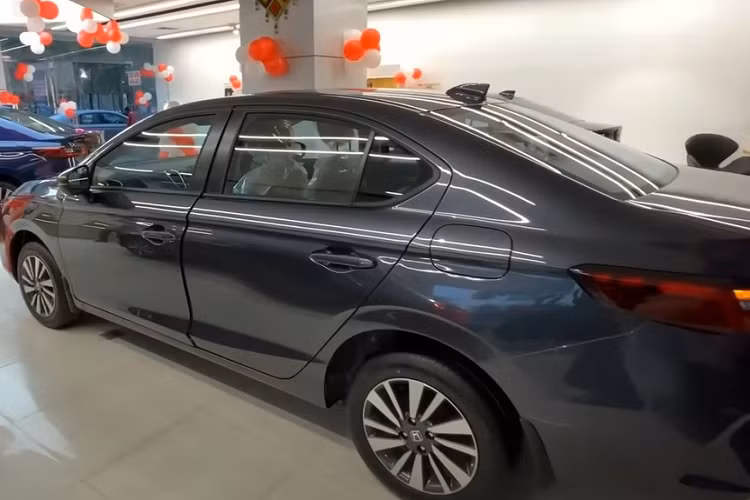 Tại thị trường Ấn Độ, mức giá xe Honda City V 2023 có mức bán ra chỉ từ 1,237 triệu Rupee (khoảng 356 triệu đồng).