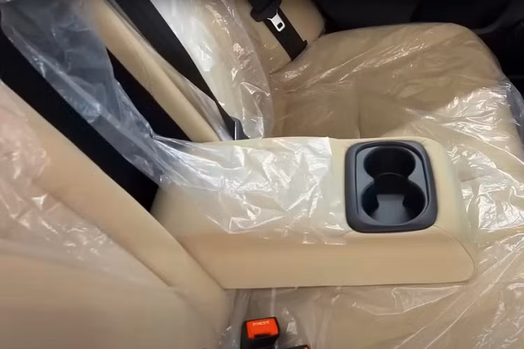 Như đã đề cập ở trên, chiếc Honda City V 2023 này dùng động cơ xăng 4 xi-lanh, hút khí tự nhiên, dung tích 1.5L, tạo ra công suất tối đa 121 mã lực và mô-men xoắn cực đại 145 Nm. Động cơ kết hợp với hộp số biến thiên vô cấp CVT và tiêu thụ lượng xăng trung bình 18,4 km/lít (khoảng 5,4 lít/100 km).