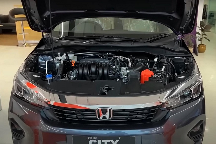 Bên cạnh đó, xe còn có 4 túi khí, cảm biến hỗ trợ đỗ xe phía sau, camera lùi đa góc, hỗ trợ khởi hành ngang dốc, cảnh báo áp suất lốp và tự động khóa cửa khi người lái rời khỏi xe. Đáng tiếc là Honda City V 2023 bản máy xăng vẫn dùng phanh tang trống trên bánh sau.
