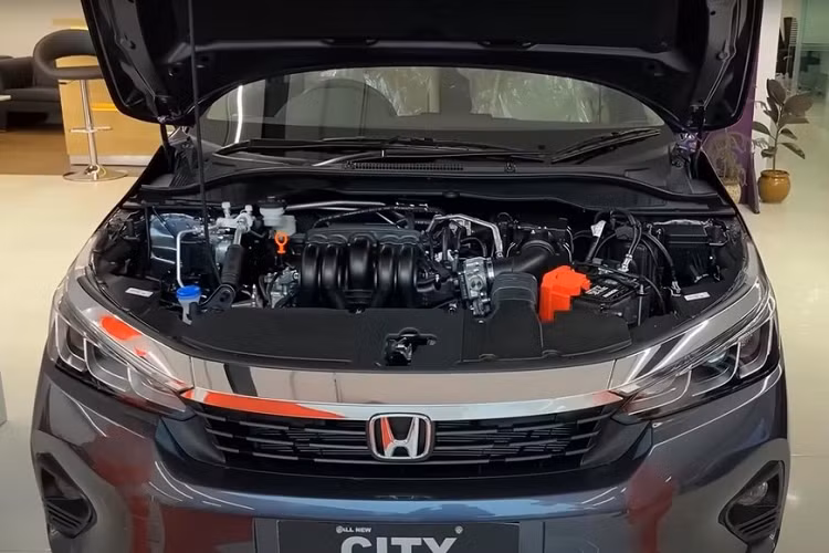 Bên cạnh đó, xe còn có 4 túi khí, cảm biến hỗ trợ đỗ xe phía sau, camera lùi đa góc, hỗ trợ khởi hành ngang dốc, cảnh báo áp suất lốp và tự động khóa cửa khi người lái rời khỏi xe. Đáng tiếc là Honda City V 2023 bản máy xăng vẫn dùng phanh tang trống trên bánh sau.