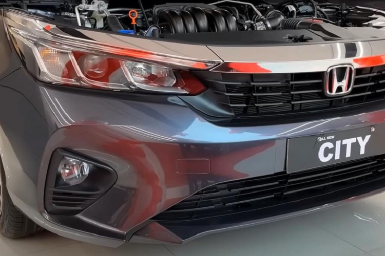 Đây là đèn pha tự động và có cảm biến ánh sáng đồng thời tích hợp dải đèn LED định vị ban ngày. Ngoài ra, Honda City V 2023 giá rẻ còn sở hữu hốc gió trung tâm với nan nằm ngang trên cản trước thay vì mắt lưới mắt cáo như bản cao cấp. Ở hai góc cản trước còn có đèn sương mù hình tròn.
