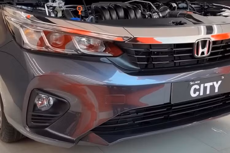 Đây là đèn pha tự động và có cảm biến ánh sáng đồng thời tích hợp dải đèn LED định vị ban ngày. Ngoài ra, Honda City V 2023 giá rẻ còn sở hữu hốc gió trung tâm với nan nằm ngang trên cản trước thay vì mắt lưới mắt cáo như bản cao cấp. Ở hai góc cản trước còn có đèn sương mù hình tròn.