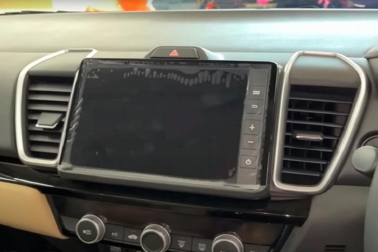 Những trang bị còn lại của Honda City V 2023 bao gồm 4 loa, cửa sổ đóng/mở chỉnh điện/chống kẹt bên ghế lái, khởi động máy từ xa, điều hòa tự động, hệ thống lọc bụi mịn PM2.5, lọc phấn hoa, đèn trong ngăn chứa đồ ở bệ tì tay trung tâm, đèn trong cốp sau, cửa gió điều hòa... 