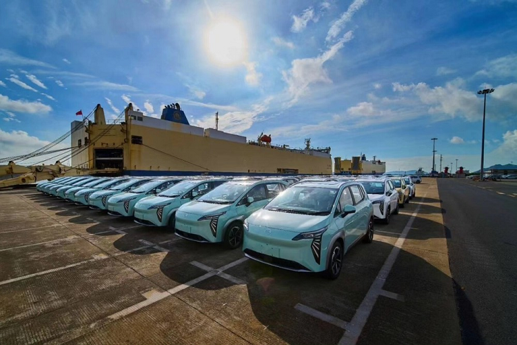 Vào ngày 9/9/2023 vừa qua, đã có khá nhiều hãng xe ra mắt ôtô mới, một trong số đó phải kể đến Aion, thương hiệu con của hãng xe GAC, chuyên tạo ra các dòng xe điện thuần thúy. Cụ thể, Aion Y Plus 2023 mới đã bước 1 chân ra khỏi thị trường nội địa để hòa nhập thị trường quốc tế, và nơi họ chọn chính là đất nước Thái Lan.