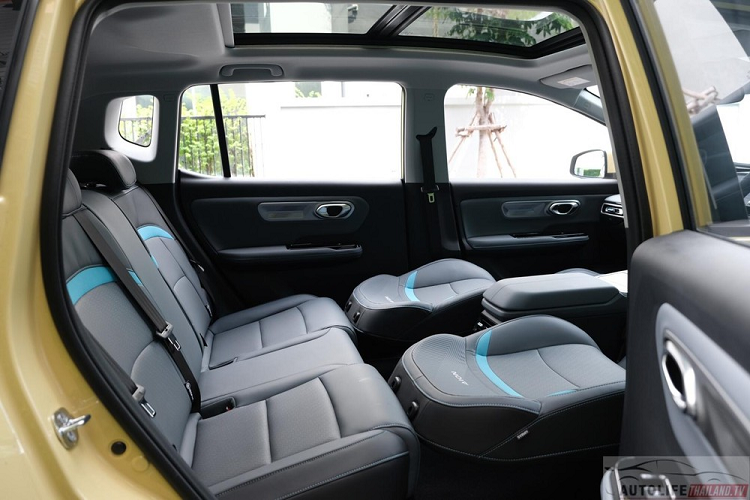 Khoang lái Aion Y Plus có bố cục đơn giản, tối giản và rộng rãi ở mọi vị trí ngồi. Các trang bị tiêu chuẩn bao gồm vô lăng 3 chấu đa chức năng có đuôi cắt ngắn, đồng hồ kỹ thuật số, màn hình cảm ứng 14,5 inch dành cho hệ thống thông tin giải trí dạng đứng và bảng điều khiển trung tâm nổi.