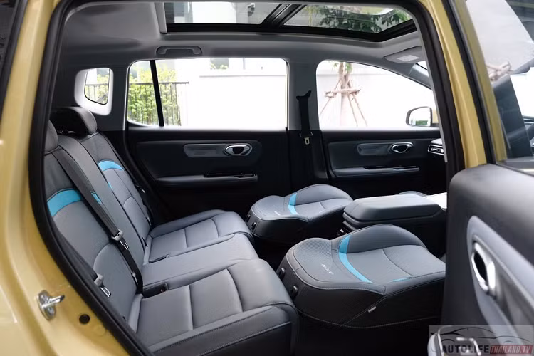 Khoang lái Aion Y Plus có bố cục đơn giản, tối giản và rộng rãi ở mọi vị trí ngồi. Các trang bị tiêu chuẩn bao gồm vô lăng 3 chấu đa chức năng có đuôi cắt ngắn, đồng hồ kỹ thuật số, màn hình cảm ứng 14,5 inch dành cho hệ thống thông tin giải trí dạng đứng và bảng điều khiển trung tâm nổi.