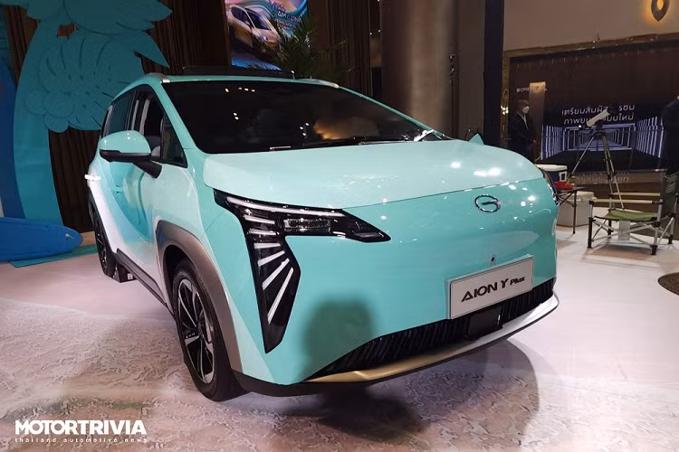 Aion Y được định vị là một chiếc SUV điện thuần chủng hạng C, và đã được hé lộ lần đầu tại Triển lãm Ô tô Quảng Châu 2020. Phong cách thiết kế của mẫu xe này trông hiện đại và trẻ trung phù hợp xu hướng thời nay, hứa hẹn sẽ gây sốt tại Thái Lan. Phần đầu xe với điểm nhấn là cụm đèn LED và dải đèn LED chiếu sáng ban ngày tích hợp cùng nhau, tạo ra 1 đôi mắt rất to lớn, đầy cá tính và mang tính công nghệ cao.