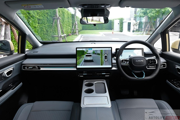 Đằng sau xe, Aion Y Plus mới có cụm đèn hậu LED trải dài hết đuôi xe, thiết kế khá mỏng, một số chi tiết được sơn màu bạc, để tạo điểm nhấn cho ngoại thất xe màu nổi, chẳng hạn đỏ, vàng, xanh da trời... Về kích thước, Aion Y Plus có chiều dài, chiều rộng, chiều cao lần lượt là 4.410 mm x 1.870 mm x 1.645 mm, và chiều dài cơ sở là 2.750 mm. 