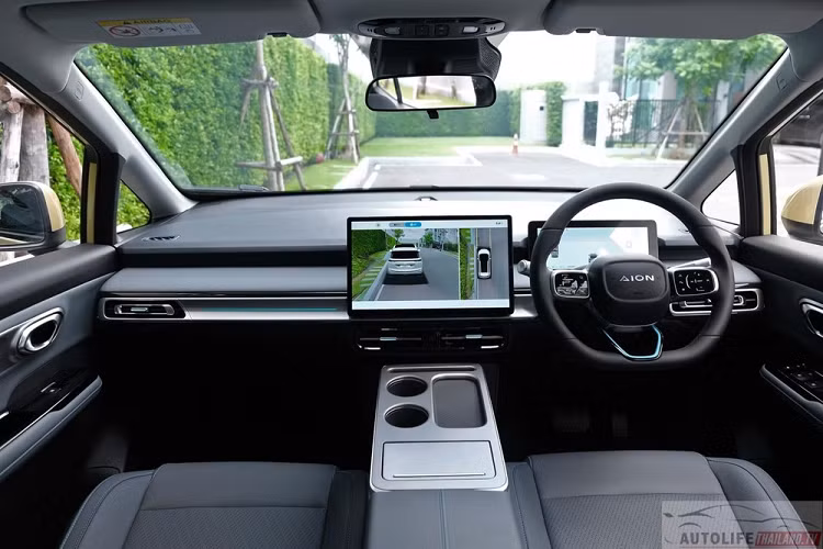 Đằng sau xe, Aion Y Plus mới có cụm đèn hậu LED trải dài hết đuôi xe, thiết kế khá mỏng, một số chi tiết được sơn màu bạc, để tạo điểm nhấn cho ngoại thất xe màu nổi, chẳng hạn đỏ, vàng, xanh da trời... Về kích thước, Aion Y Plus có chiều dài, chiều rộng, chiều cao lần lượt là 4.410 mm x 1.870 mm x 1.645 mm, và chiều dài cơ sở là 2.750 mm. 