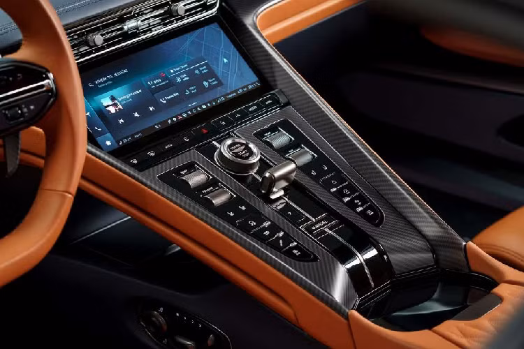 Cung cấp “sức mạnh” cho Aston Martin DB12 là khối động cơ V8 4.0L tăng áp kép mới từ Mercedes-AMG, thay vì V12 giống DB11. Khối động này của DB12 sản sinh công suất 671 mã lực tại 6.000 vòng/phút và mô-men xoắn 800Nm trong khoảng từ 2.750 đến 6.000 vòng/phút.