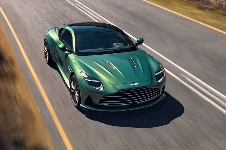 Thoạt nhìn, Aston Martin DB12 có thể trông không khác mấy so với DB11. Tuy nhiên, xe đã được sửa đổi hoàn toàn thiết kế. Phần đầu xe nổi bật với lưới tản nhiệt khổng lồ, hai bên là đèn pha LED mới. Phía trên lưới tản nhiệt là logo mới của Aston Martin trong khi bên dưới là bộ chia gió cải tiến.