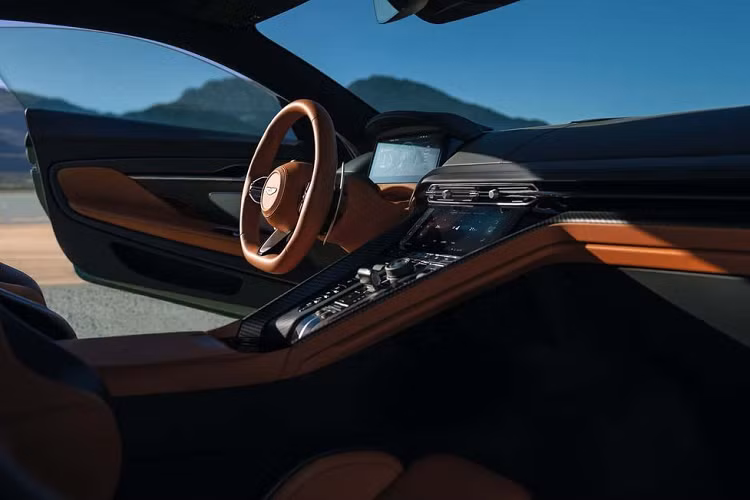 Cụ thể, toàn bộ khoang cabin của Aston Martin DB12 đều được làm từ vật liệu cao cấp như da Alcantara và sợi carbon. Xe có bảng điều khiển trung tâm thiết kế mới với các khe gió điều hòa mảnh hơn. “Super Tourer” được trang bị màn hình thông tin giải trí cảm ứng kích thước 10,25 inch chạy phần mềm do Aston Martin thiết kế, hỗ trợ kết nối Apple CarPlay/Android Auto, 4G, ra lệnh giọng nói và định vị vệ tinh.